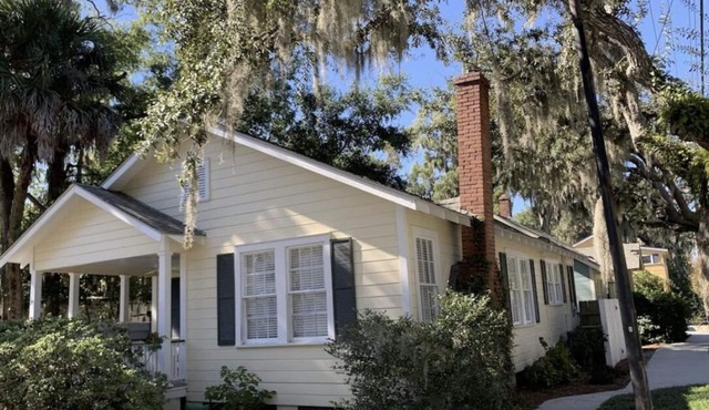 Bungalow in the Historic District-walking distance to downtown & the waterfront!