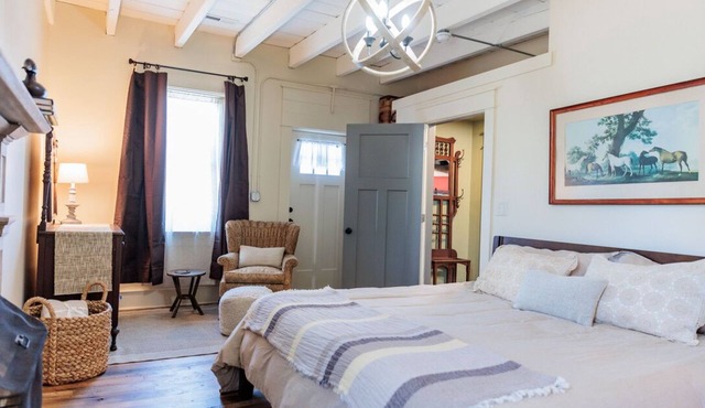 c1815, 3-bedroom Bed & breakfast in charming Historic Brownsburg with WiFi, AC
