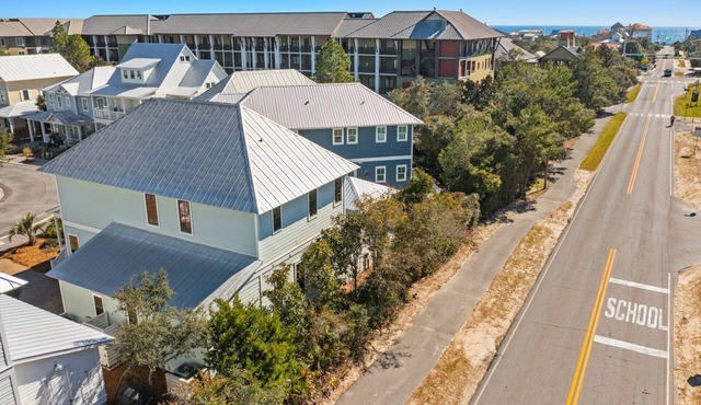 CABANA BLU: New Listing! Private Community, Beautiful Large Pool, Easy Beach Access