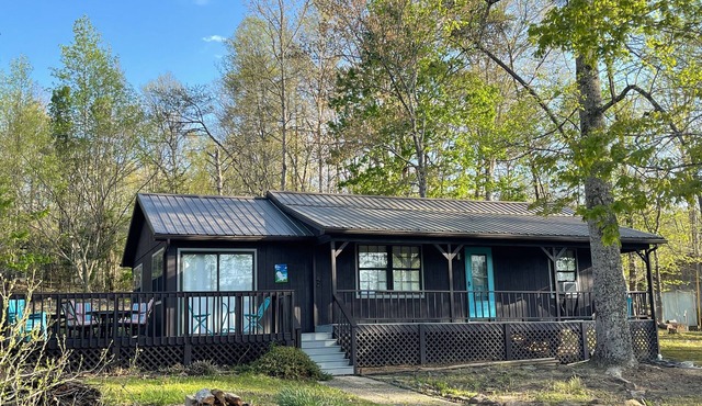 Cabin Down Dog Creek on Nolin Lake is steps from the neighborhood Boat Ramp!