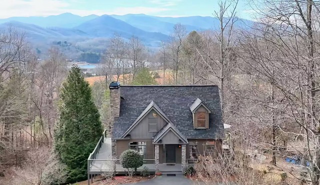 Cabin with Mountain & Lake Views, Fire Pit, WiFi, AC, EV Charger, Pond/Fountain