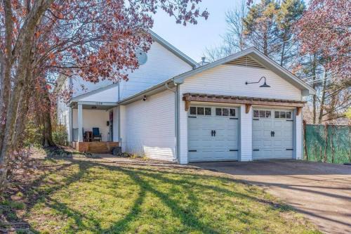 Centrally Located House in high-end neighborhood