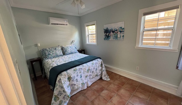 Charming 1-Bedroom Cottage in St. Petersburg in Historic District