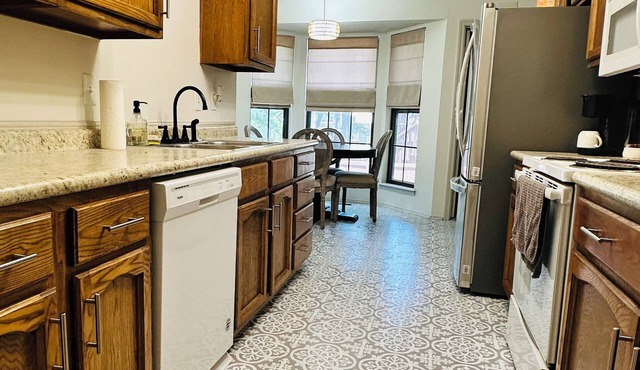 Charming 2-bedroom 2-bath cottage with AC, WiFi in fabulous Lenexa