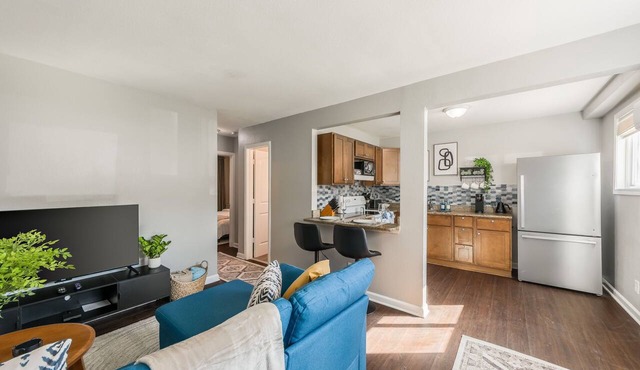 Charming 2-bedroom apt in quiet Riverside in between airport and Kansas City