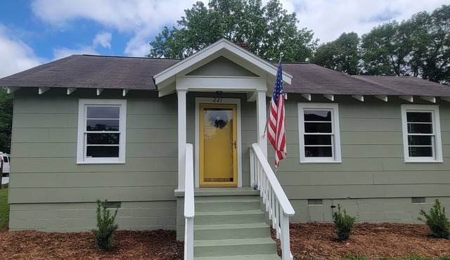 Charming 2-bedroom bungalow in lovely Greenville, Downtown