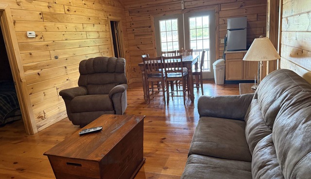 Charming 2-bedroom cabin with AC and WiFi in delightful Twin City, GA.