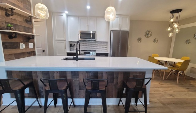 Charming 2-bedroom condo in welcoming Carrboro with fitness center, pool, Wi-Fi