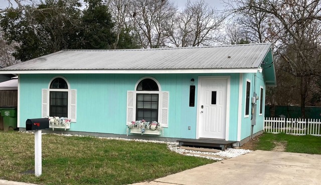 Charming 2-bedroom cottage in Lockhart with WiFi and AC