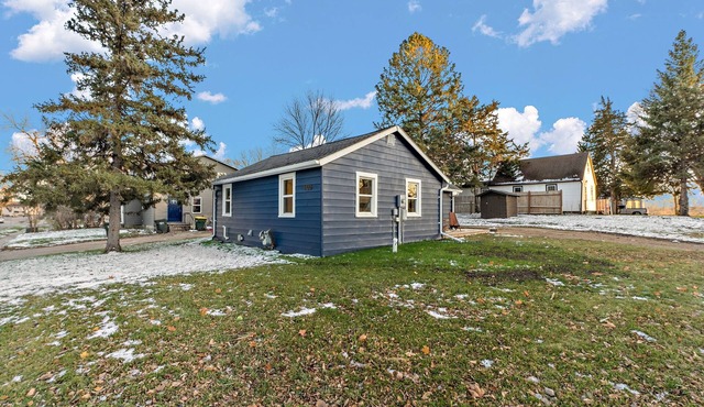 Charming 2-bedroom cottage in delightful Willmar with WiFi, AC