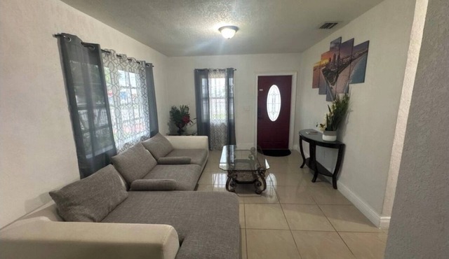 Charming 2-bedroom house in Hialeah with WiFi and AC