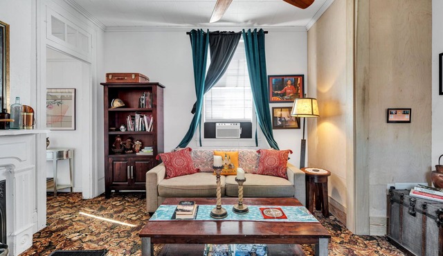 Charming 2BR Bywater cottage with parking & pet-friendly comfort. Minutes to French Quarter.