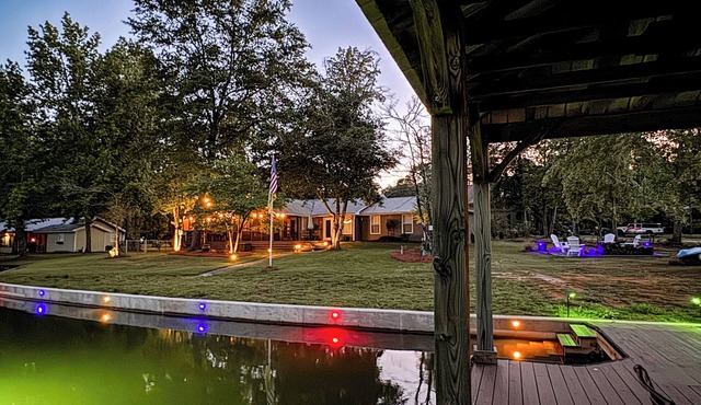 Charming 3 BD Waterfront Cottage Dock,Kayaks,Firepit,Outdoor Bar,Screened Porch