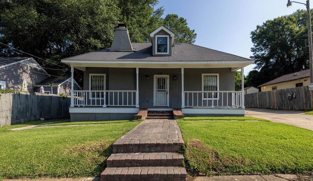 Charming 3 BDRM Unit with ~ Free Parking ~ Wifi