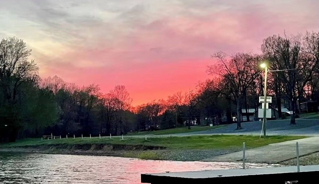 Charming 3 bedroom lake front house in Gilbertsville with WiFi and AC