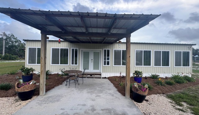 Charming 3-bedroom 2 bath home with WiFi, games,& full gym. 1.5 miles from ramp.