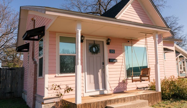 Charming 3-bedroom cottage with WiFi and AC in delightful downtown Guthrie