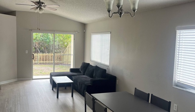 Charming 3-bedroom house with AC in Tampa/Riverview/fenced back yard