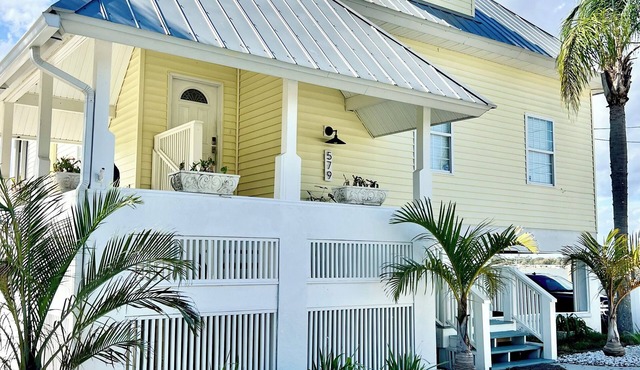 Charming 3-bedroom lake house in Auburndale with fire pit, private boat ramp