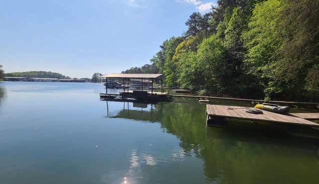 Charming 3 Bedroom Lakeside Cottage with Dock.