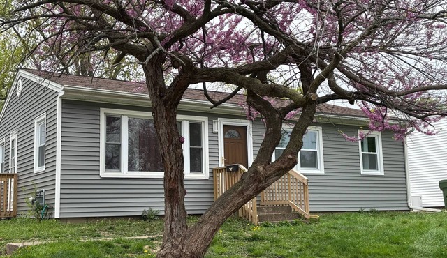 Charming 3-bedroom pet friendly house with fenced in yard in Clinton, IA.