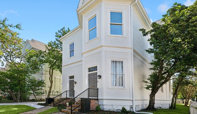 Charming 3-bedroom condo 700 ft from St. Charles Streetcar in Uptown New Orleans