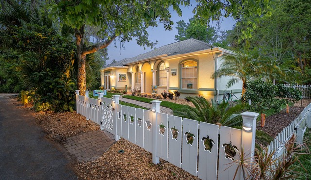 Charming 3BR/2BA Artisan Cottage, Heart of St. Augustine
