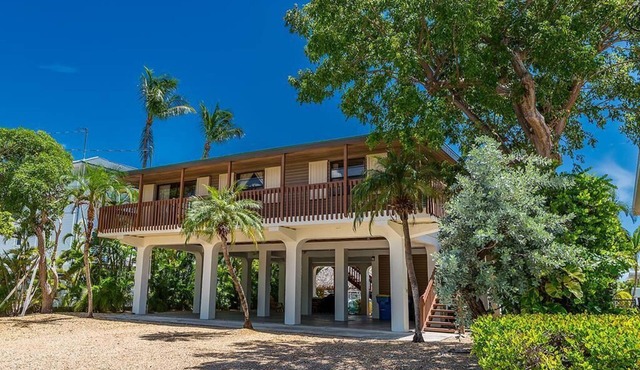 Charming 3BR canal home in Plantation Key, perfect for family getaways.