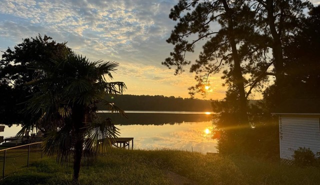Charming 4-bedroom Lakeshore cottage