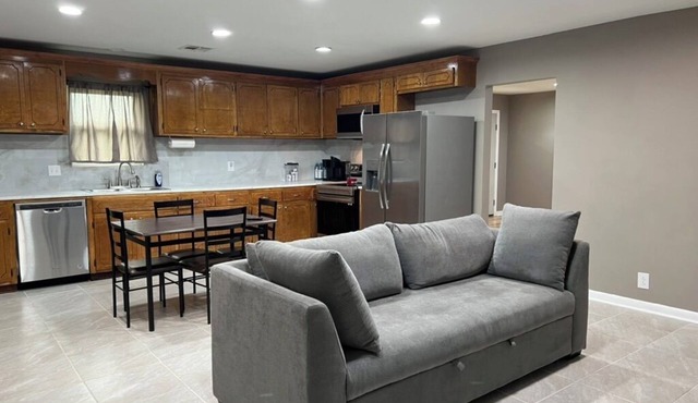 Charming 4Bd/3Ba w/AC, WiFi, views in Prattville, 10 mi from Ray Trent Golf Crse
