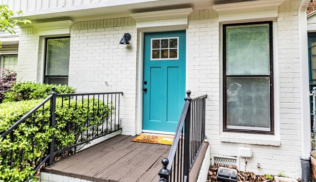 Charming and remodeled furnished townhome in the heart of South Huntsville!