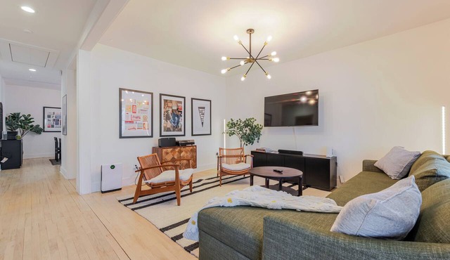 Charming ATL Bungalow Close to Popular Attractions! Fast Fiber Internet and Cozy