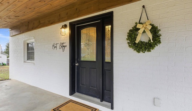 Charming Basecamp for Knoxville, Smokies & Dragon