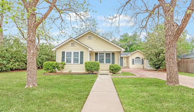 Charming Bungalow Walkable to Main St | King Suite, Yard, Workspace