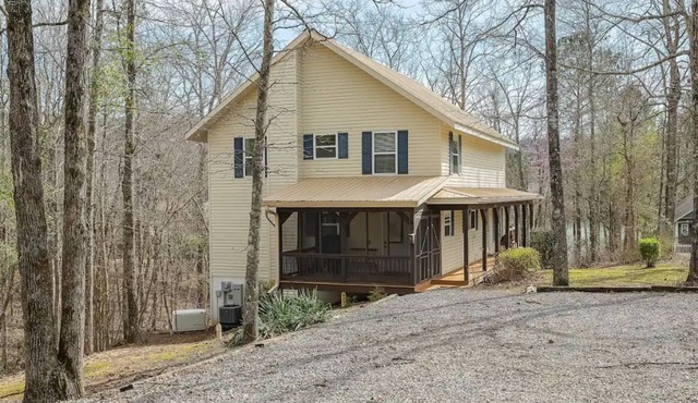 Charming cottage on Smith Lake with private dock.
