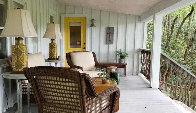 Charming cottage with lake view, minutes from downtown Cashiers