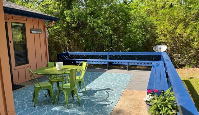 Charming cozy lake cabin, 300 yds from Lake Texoma beach, fishing, boat ramp!