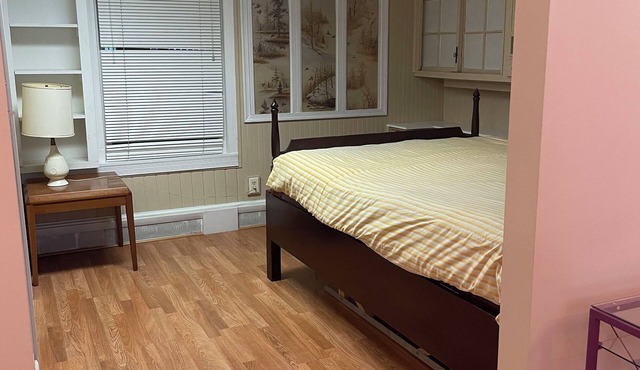 Charming double-room bedroom in a house in awesome Fairfax with fitness room, AC