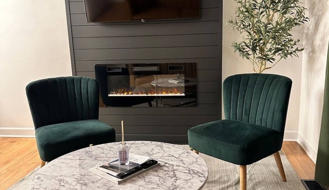 Charming Edgewater Townhome | Steps to Lake Michigan & CTA | Backyard + Fire Pit