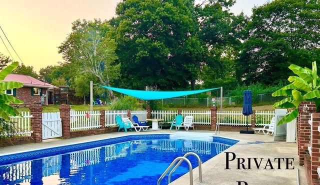 Charming farmhouse w/pool, firepit, & close to 2 state parks! Pet friendly🐾
