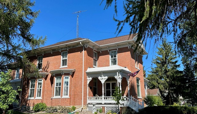 Charming Historic Getaway: Unwind in Lancaster's Timeless Elegance