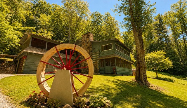 Charming & Historical 3-bedroom cabin in marvelous Franklin with AC, fast WiFi