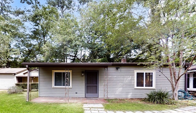 Charming home near downtown Tallahassee with washer/dryer, full kitchen, & AC