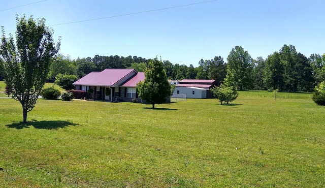 Charming Honey Bee Cottage 3BR 2 Bath home with WiFi and AC in lovely Tallassee