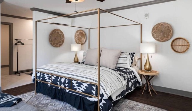 Charming King Studio on Mainstreet | Walk To Shops