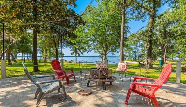 Charming Lakeside Apartment with an Open Floorplan