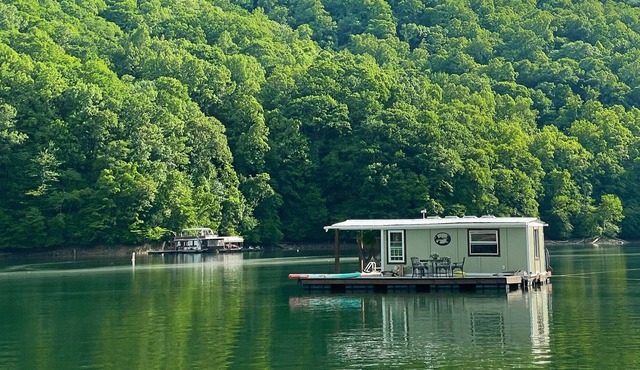 Charming off-grid Floating Cabin / Houseboat on Lake Fontana