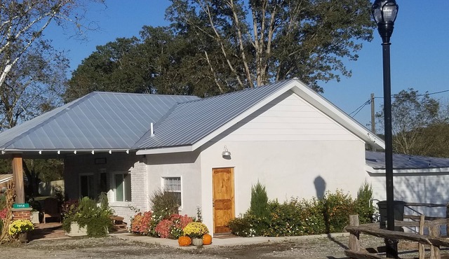 Charming, Renovated Historic Country Store; close to Athens and the Broad River