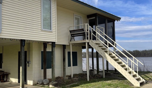 Charming Riverview Cottage with AC in Evansville