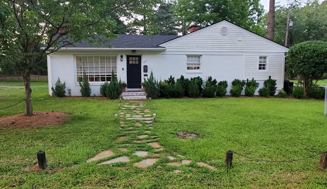 Charming,Spacious2-BR 2-Bath Home in a Blooming town with Free parking